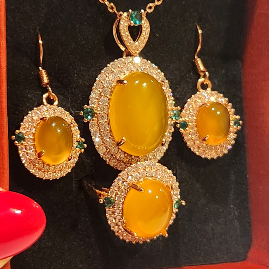 Exquisite Set Of Natural Stone Yellow Color Jade Stone, And Gold Color Chain.